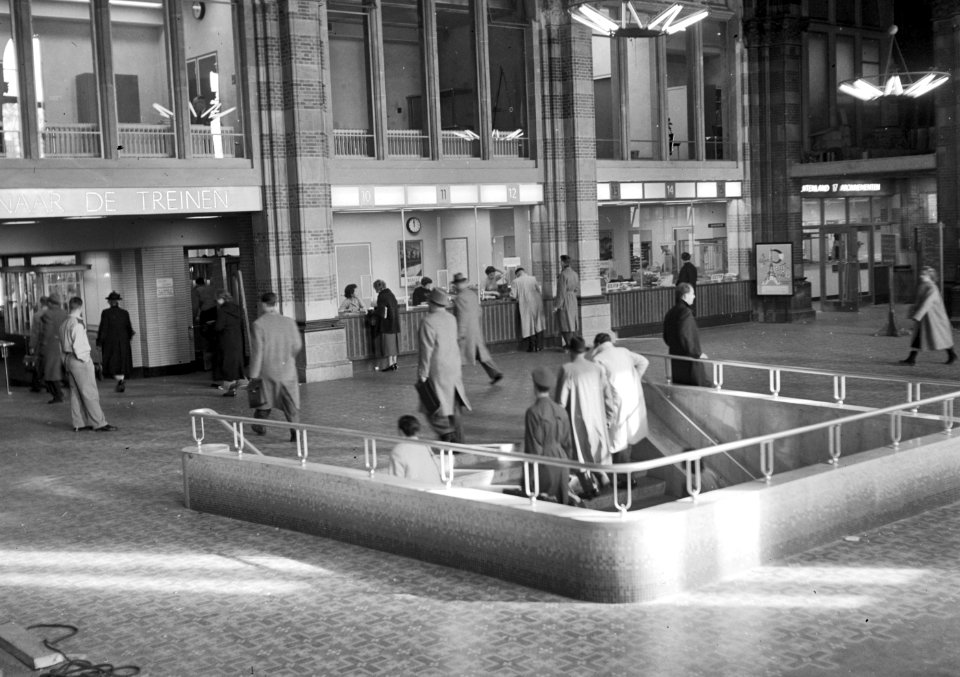 HUA-166703-Interieur van het N.S.-station Amsterdam C.S. te Amsterdam- hal, met tunneltrap en op de achtergrond de loketten 10 t-m 15