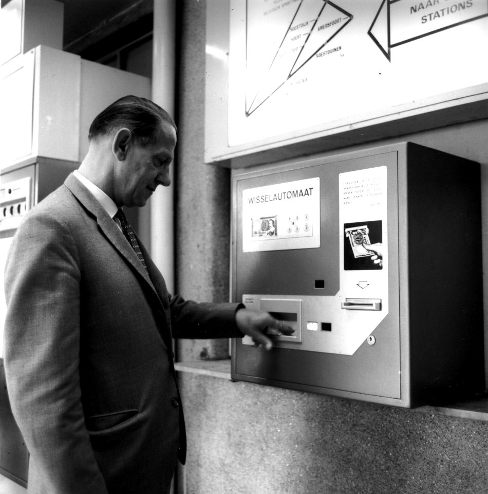 HUA-166728-Afbeelding van een man bij een geldwisselautomaat in het N.S.-station Utrecht C.S. te Utrecht