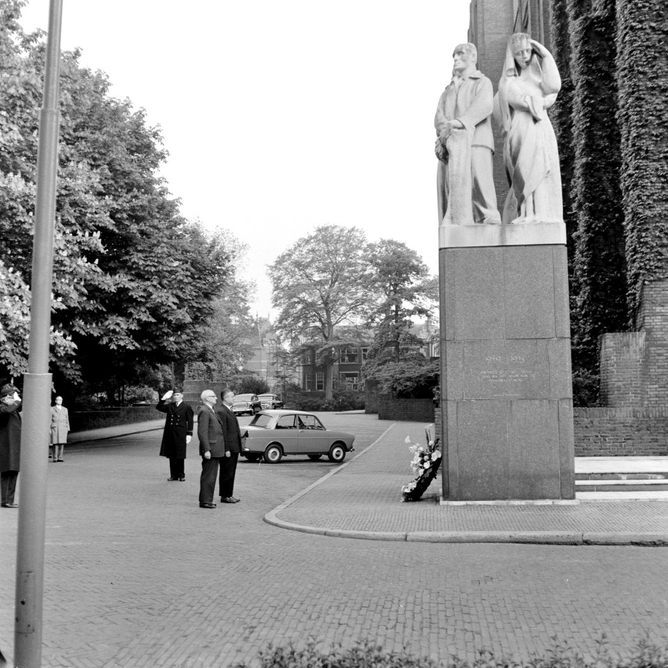 HUA-166938-Afbeelding van de kranslegging bij het monument voor tijdens de oorlog gevallen spoorwegpersoneel aan het Moreelsepark te Utrecht, tijdens dodenherdenking