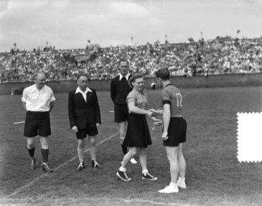 Holland tegen Belgie Korfbaljubileumwedstrijd. Toss, Bestanddeelnr 905-7663