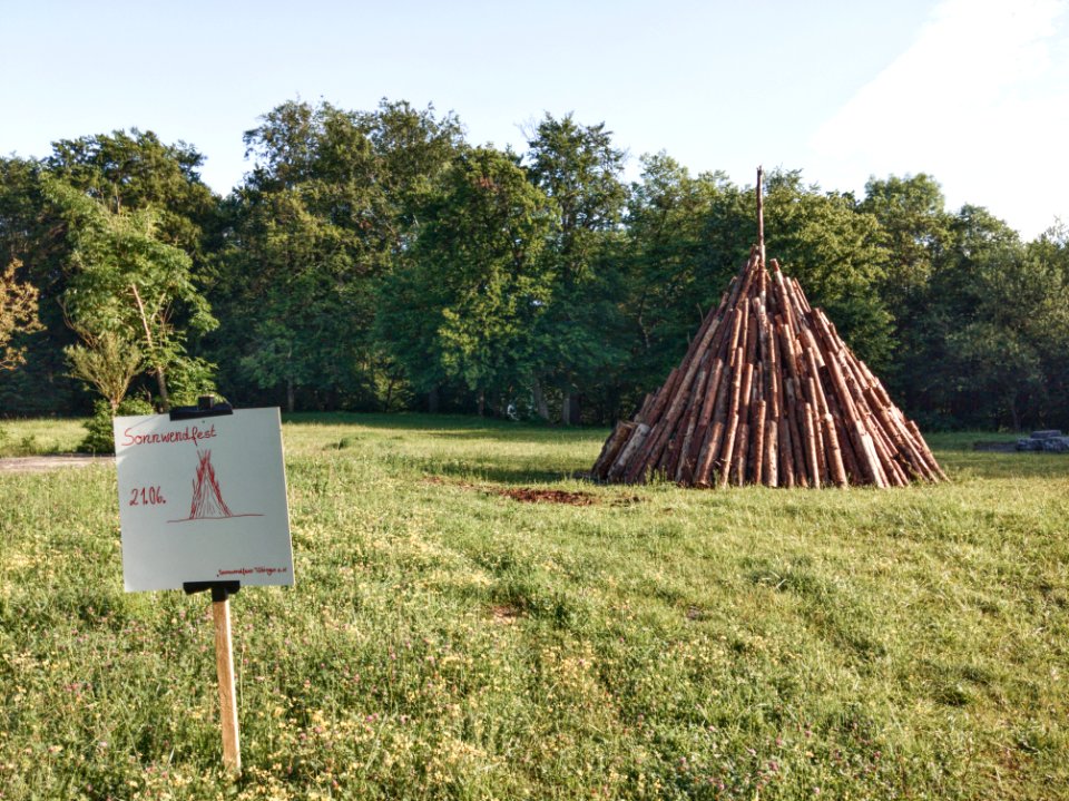 Holzhaufen für das Sonnwenfeuer 2019 auf der Salzwiese in Tübingen