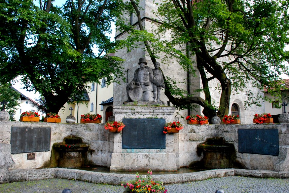 Holzkirchen Marktplatz Kriegerdenkmal