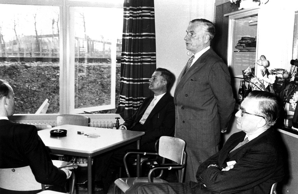 HUA-166884-Afbeelding van president-directeur ir. F.Q. den Hollander van de N.S. tijdens de opening van het pension voor spoorwegpersoneel "De Oase" te Rotterdam Zuid, met links van Den Hollander ir. J. Lohmann 