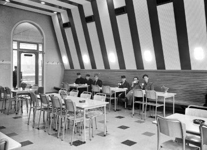 HUA-166879-Interieur van het N.S.-station Zwolle te Zwolle- kantine van de S.O.V. (Spoorweg Onthouders Vereniging)