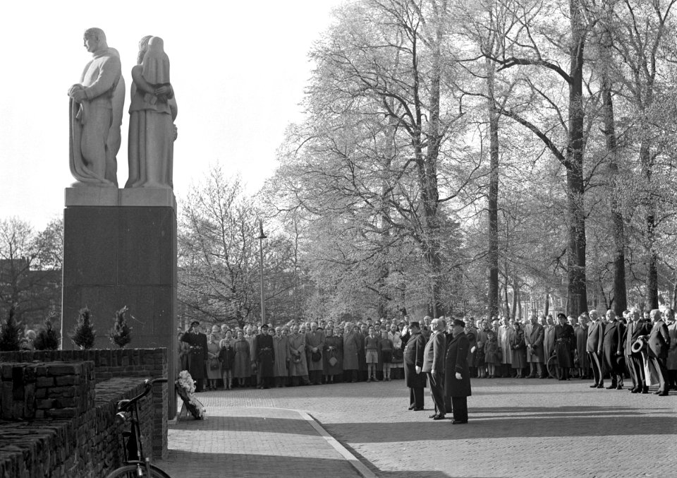 HUA-166929-Afbeelding van de kranslegging bij het monument voor tijdens de oorlog gevallen spoorwegpersoneel aan het Moreelsepark te Utrecht, tijdens dodenherdenking