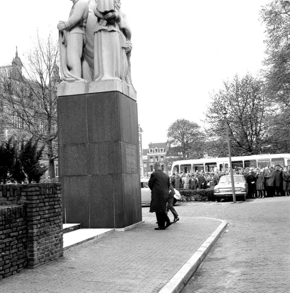 HUA-166921-Afbeelding van de kranslegging bij het monument voor tijdens de oorlog gevallen spoorwegpersoneel aan het Moreelsepark te Utrecht, tijdens dodenherdenking