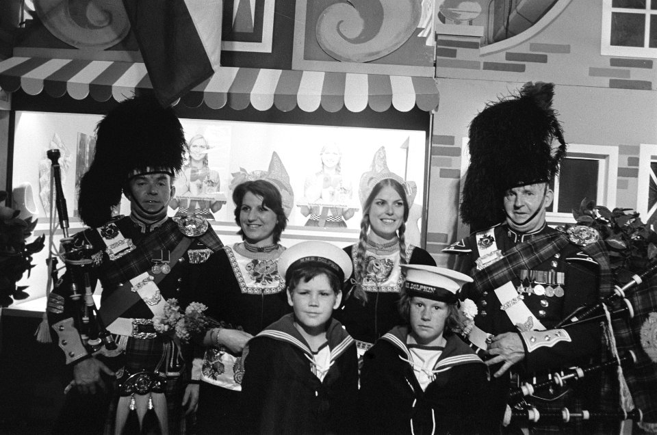 Hollandse kaasmeisjes met Schotse doedelzakspelers en kinderen in matrozenpak, Bestanddeelnr 928-0533