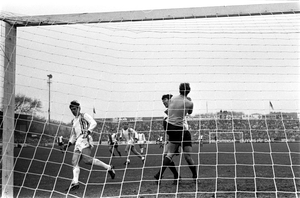 Holland Sport tegen Feyenoord 0-0. Van Hanegem belaagt keeper Holland Sport, Bestanddeelnr 923-0038