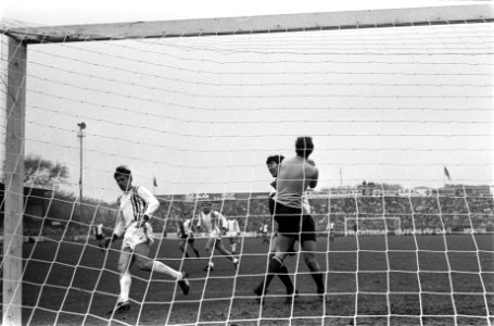 Holland Sport tegen Feyenoord 0-0. Van Hanegem belaagt keeper Holland Sport, Bestanddeelnr 923-0038