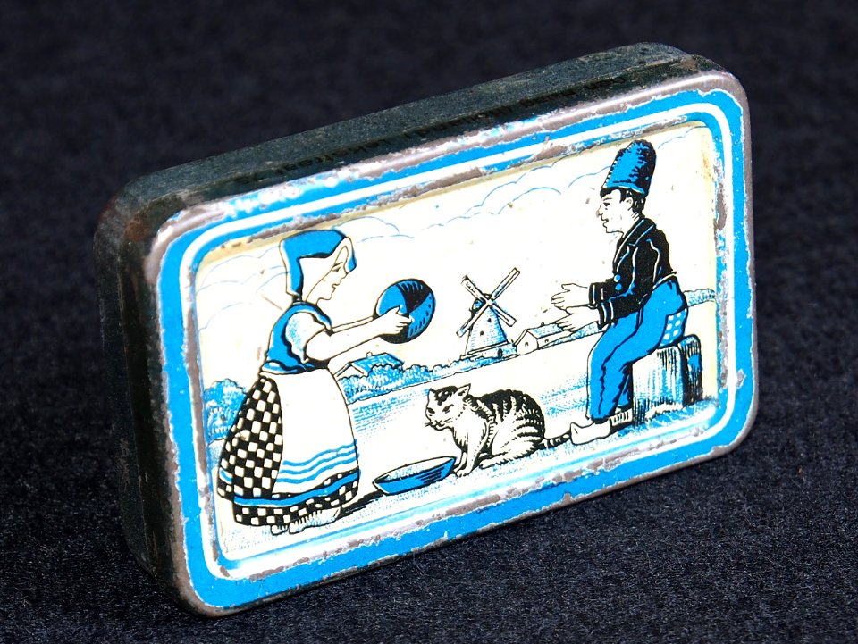 Hollandsche Duitsche Automaten-Maatschappij blikje met afbeelding van boertje en boerinnetje, foto1