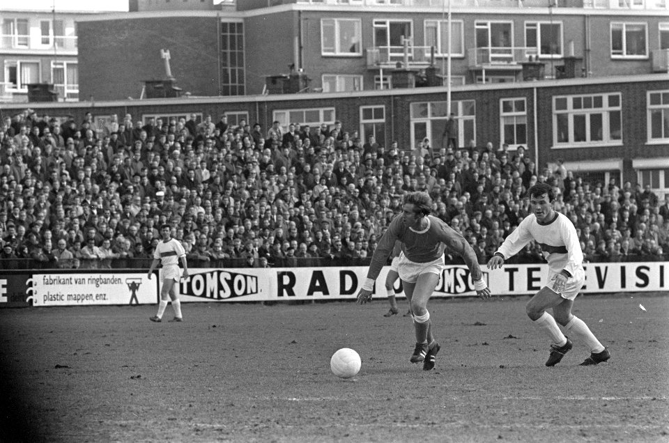 Holland Sport tegen Volendam 1-1, Kras (l) passeert Verlangen van SHS, Bestanddeelnr 920-1558