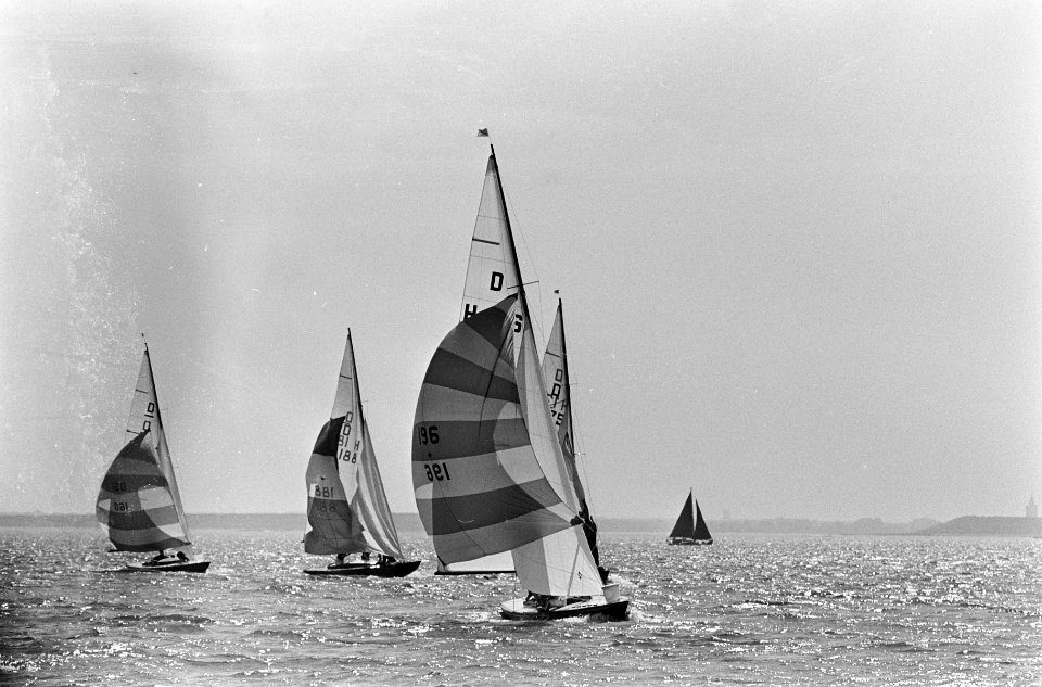 Holland Week II op het IJsselmeer de Drakenklasse met spinakker voor de wind, Bestanddeelnr 918-0437