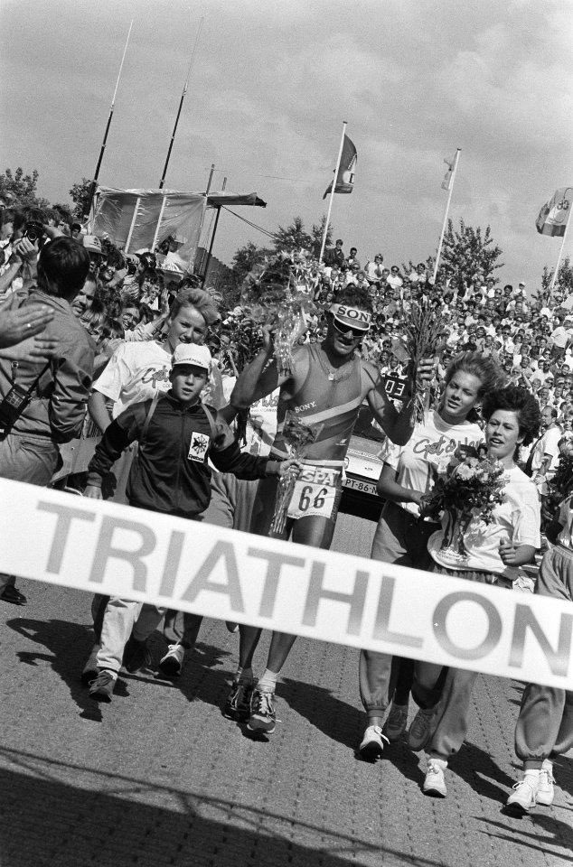 Holland Triathlon 1986 in Almere finish van winnaar Axel Koenders, Bestanddeelnr 933-7299