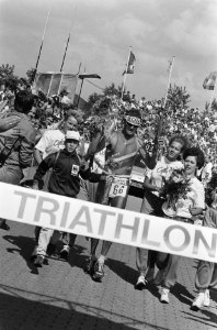 Holland Triathlon 1986 in Almere finish van winnaar Axel Koenders, Bestanddeelnr 933-7299