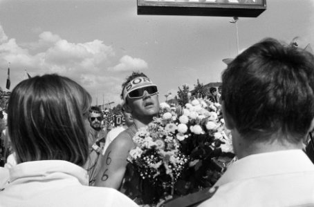 Holland Triathlon 1986 in Almere vermoeide winnaar Axel Koenders na de finish, Bestanddeelnr 933-7300