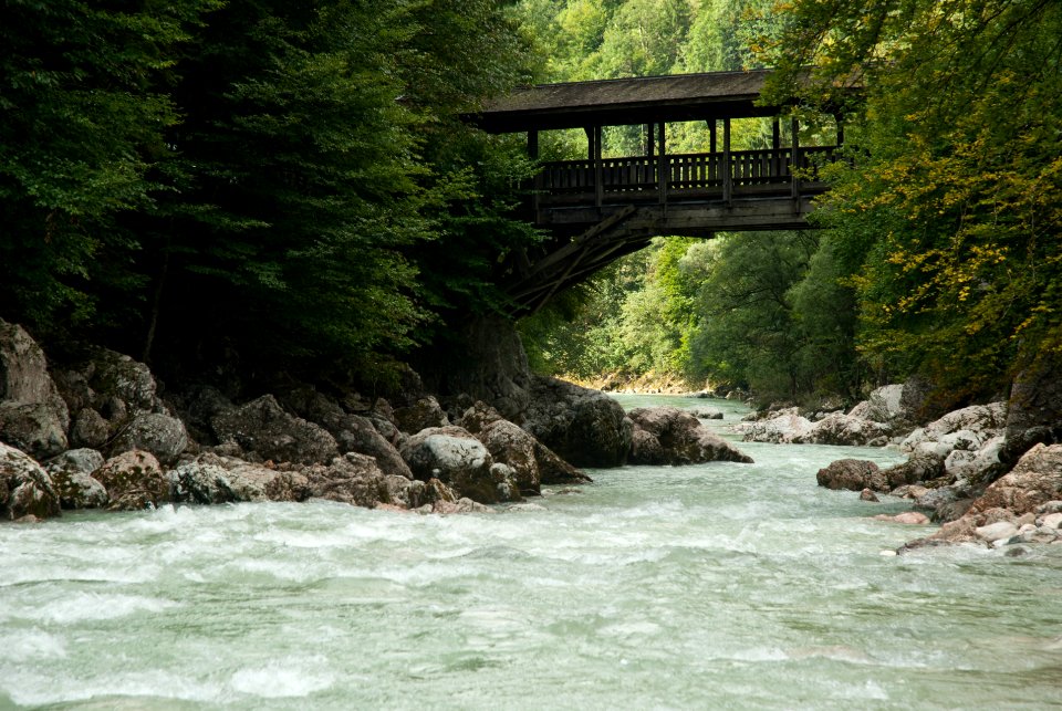 Holzsteg über die Brandenberger Ache