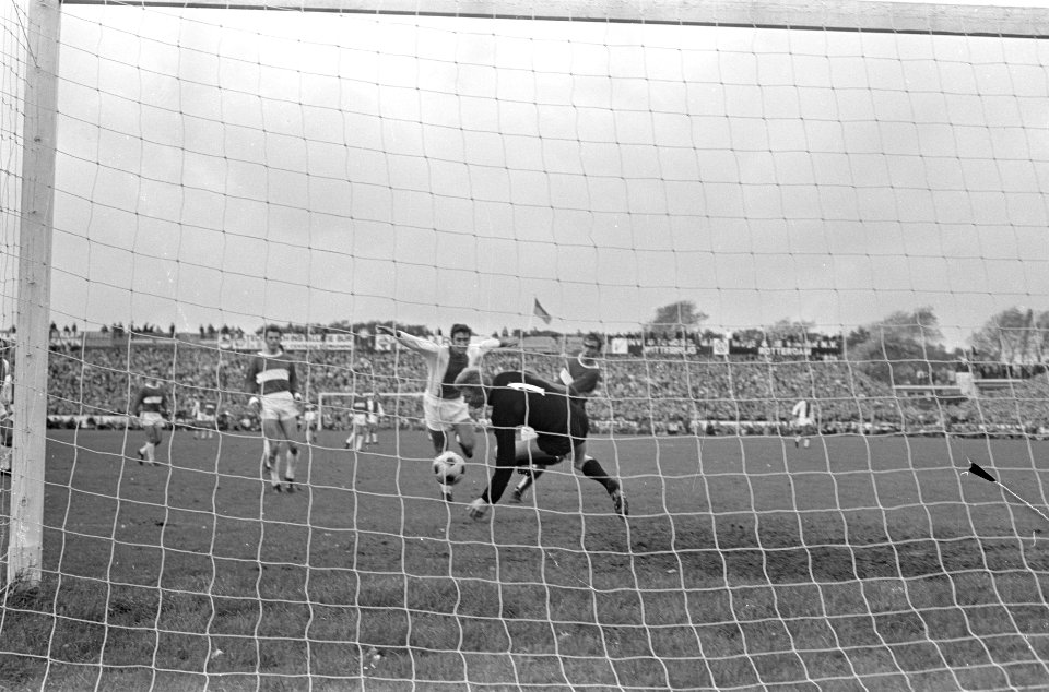 Holland Sport-Ajax 0-3. Sjaak Swart scoort 2e doelpunt, Bestanddeelnr 921-7585