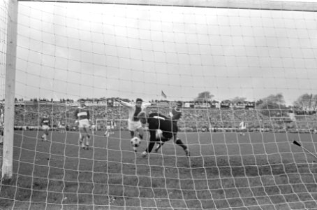 Holland Sport-Ajax 0-3. Sjaak Swart scoort 2e doelpunt, Bestanddeelnr 921-7585