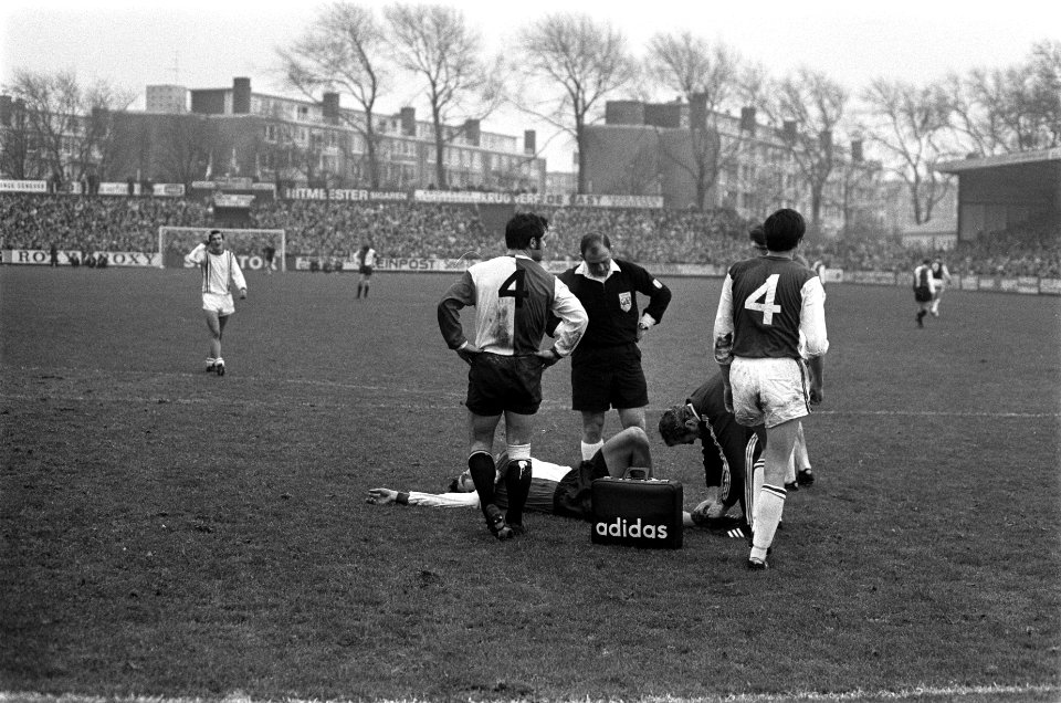 Holland Sport tegen Feyenoord 0-0. Van Hanegem geblesseerd, Bestanddeelnr 923-0041