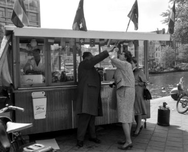 Hollandse Nieuwe aan de haringstalletjes in Amsterdam, Bestanddeelnr 915-1944
