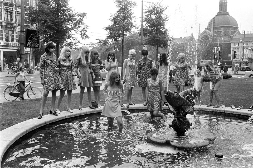 Hollandse mini-mode op Leidseplein van Josje Leeger, Bestanddeelnr 919-3215