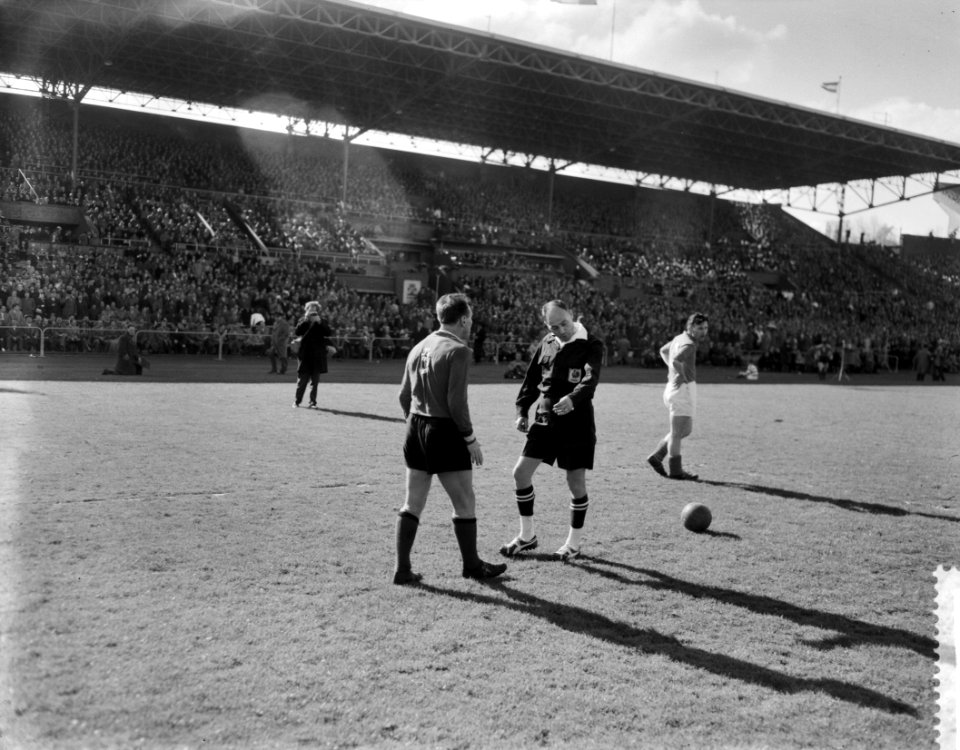 Holland tegen Belgie 2-2 in het Olympisch stadion te Amsterdam, scheidsrechter G, Bestanddeelnr 910-3099
