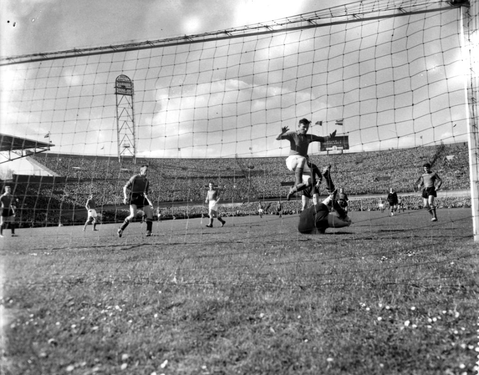 Holland tegen Belgie 2-2 in het Olympisch stadion te Amsterdam, Abe Lenstra spri, Bestanddeelnr 910-3106