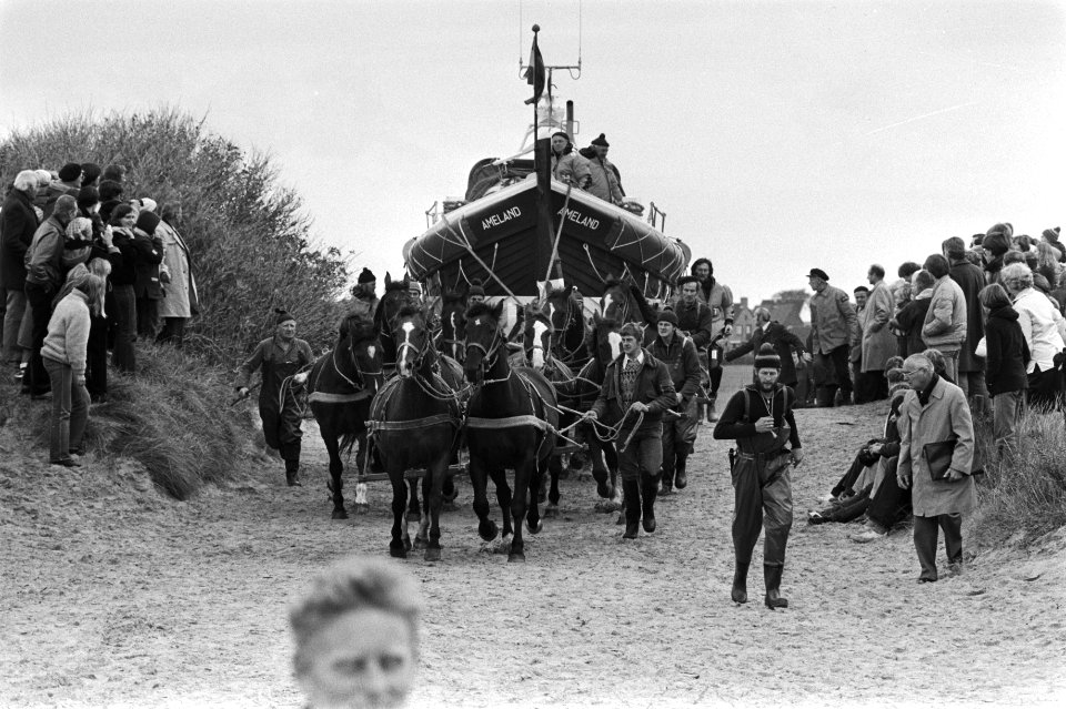 Hollum (Am). De Amelander reddingsboot wordt door paarden getrokken naar het str, Bestanddeelnr 931-7419