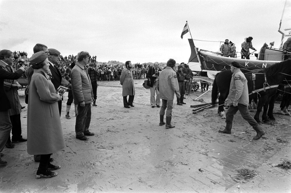Hollum (Am). Tewaterlating van de Amelander reddingsboot tijdens werkbezoek Koni, Bestanddeelnr 931-7417