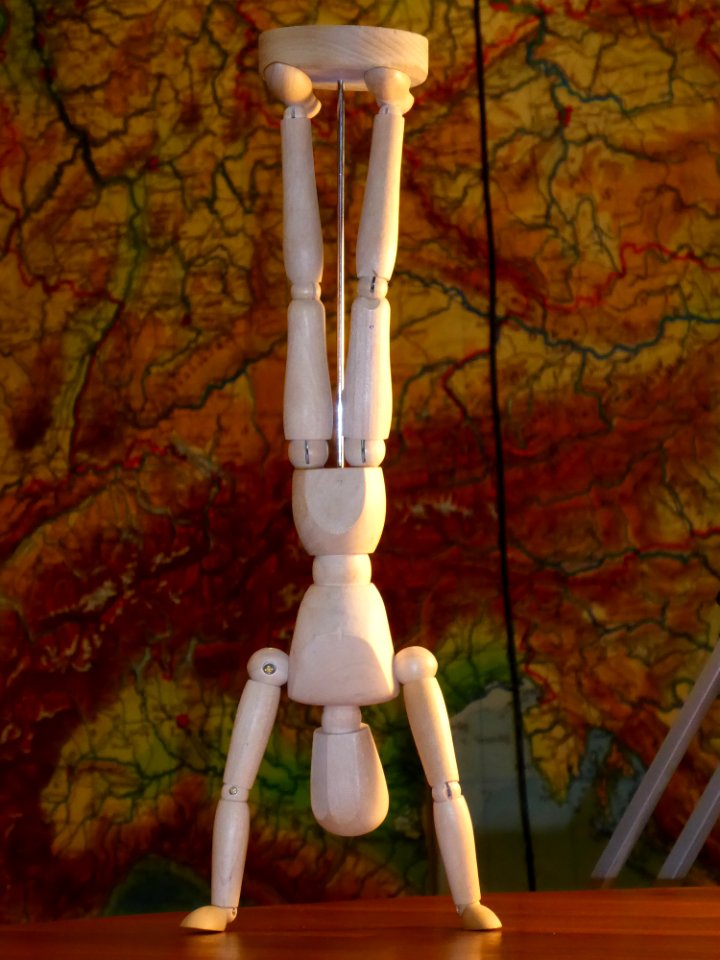 Holzpuppe im Handstand