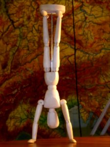 Holzpuppe im Handstand