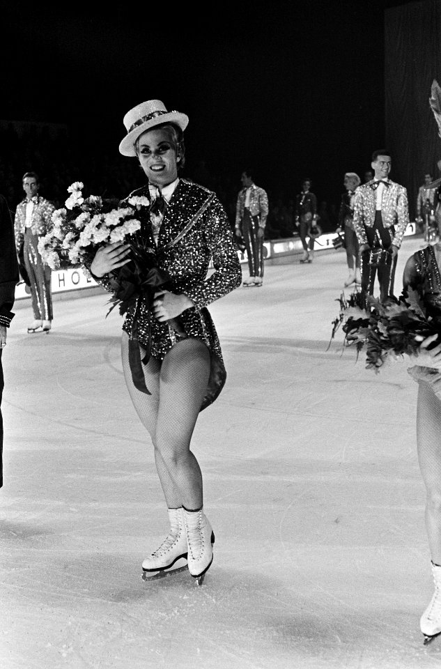 Holiday on Ice in RAI gebouw, na afloop kreeg Sjoukje bloemen aangeboden, Bestanddeelnr 916-9169