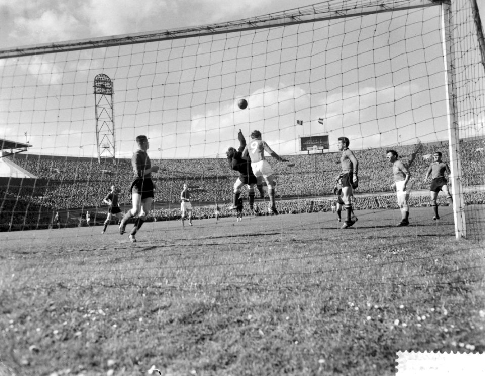 Holland tegen Belgie 2-2 in het Olympisch stadion te Amsterdam, spelmoment voor , Bestanddeelnr 910-3095