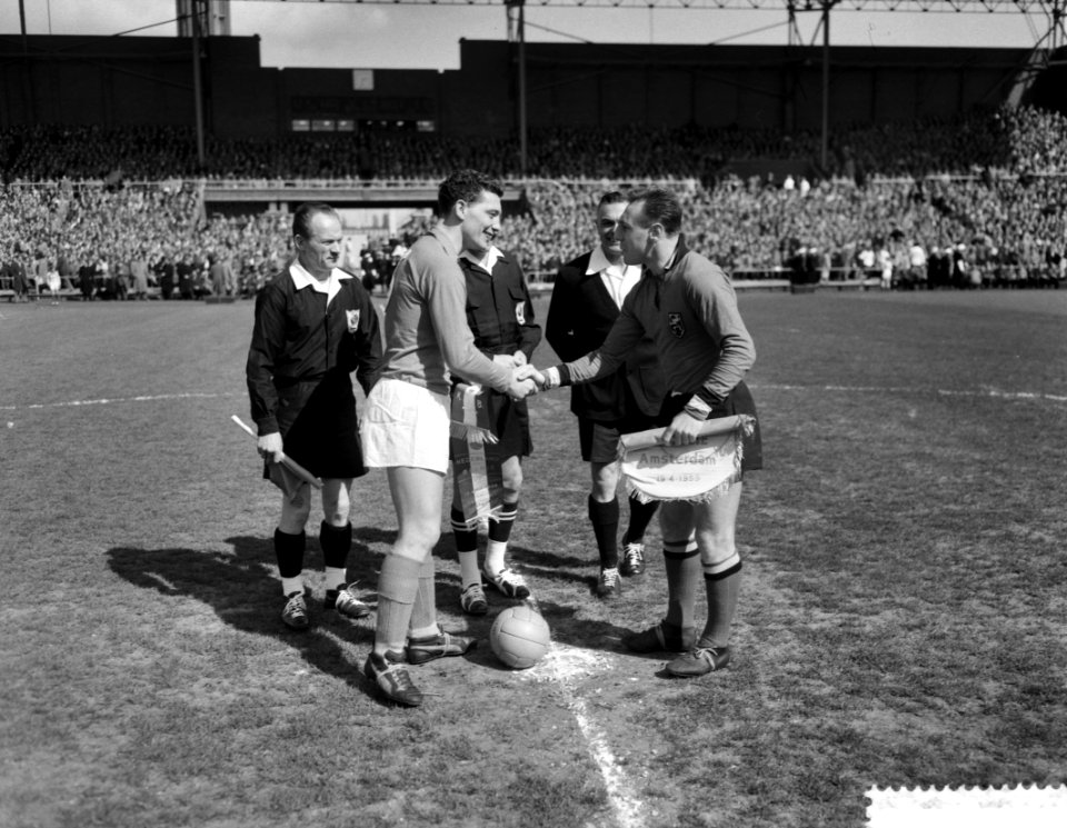 Holland tegen Belgie 2-2 in het Olympisch stadion te Amsterdam, overhandigen der, Bestanddeelnr 910-3101