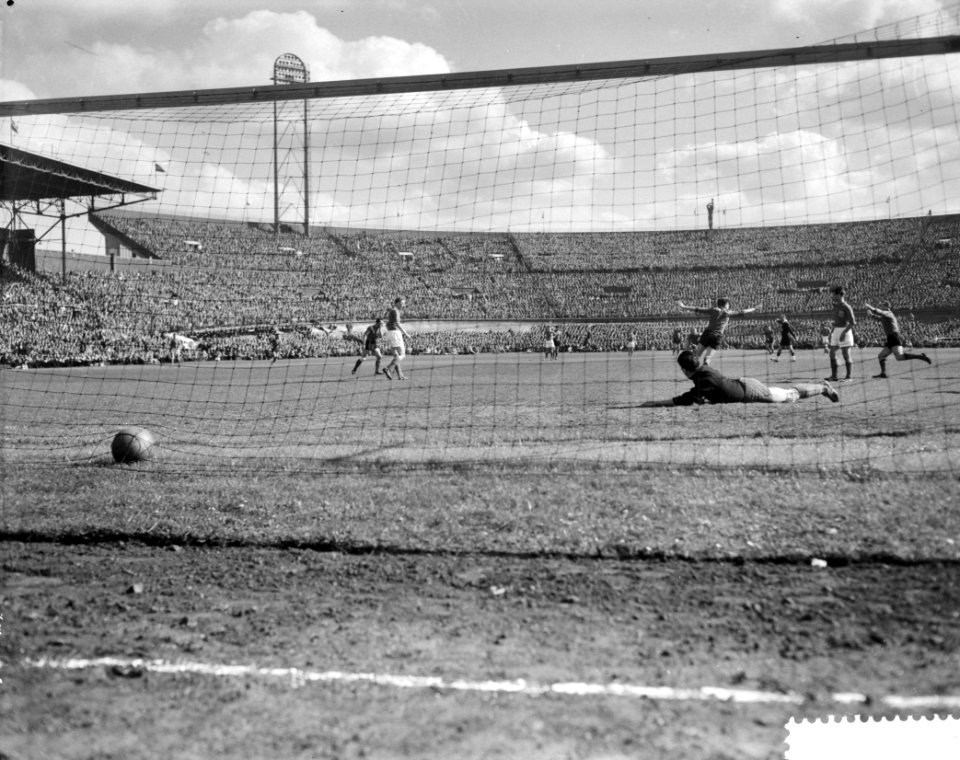 Holland tegen Belgie 2-2 in het Olympisch stadion te Amsterdam, Huysmans maakt h, Bestanddeelnr 910-3107