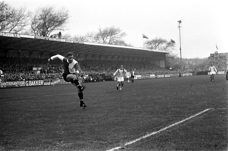 Holland Sport tegen Feyenoord 0-0. Kindvall schiet, Bestanddeelnr 923-0039