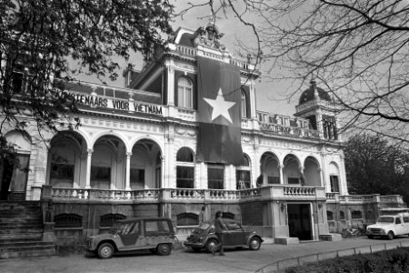 Holland Festival voor Vietnam, spandoeken op Vondelpark paviljoen, Bestanddeelnr 926-3735