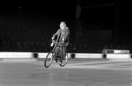 Holiday on Ice in Rotterdam De Amerikaanse clown Joe Jackson in zijn nummer De, Bestanddeelnr 915-8397
