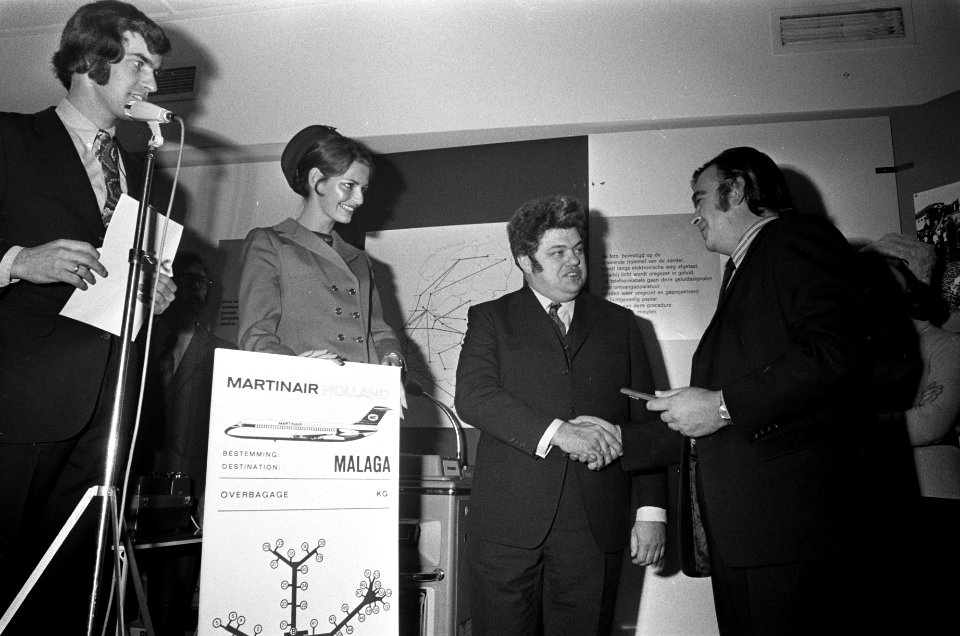 Holland Persfoto in Bijenkorf Amsterdam, staatssecretaris Vonhoff bij de prijsui, Bestanddeelnr 925-3214