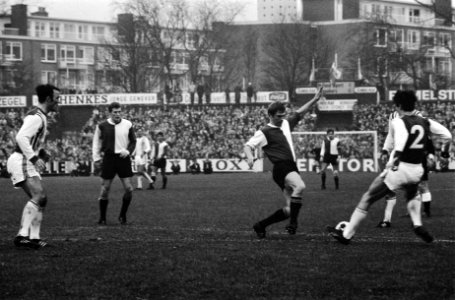 Holland Sport tegen Feyenoord 0-0. Willem van Hanegem (Feyenoord) in actie, Bestanddeelnr 923-0035