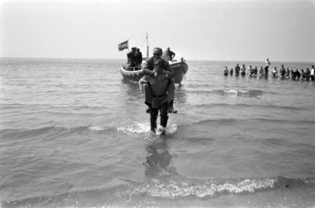 Hollum (Am). Prins Bernhard wordt het strand op gedragen na een tocht met de red, Bestanddeelnr 920-4961