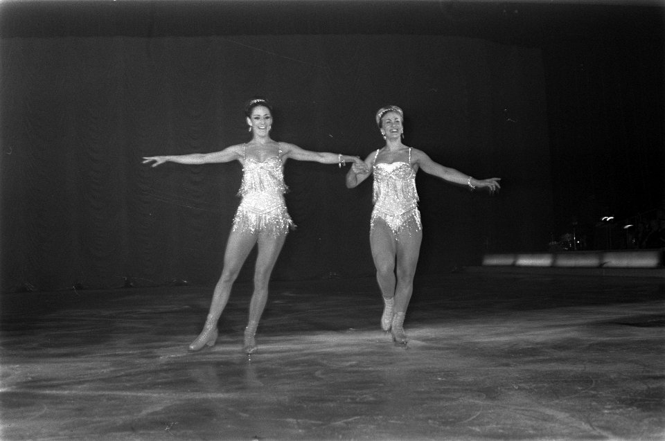 Holiday on Ice Show in Amsterdam. Sjoukje Dijkstra (rechts) en Joan Haanappel , Bestanddeelnr 922-9683