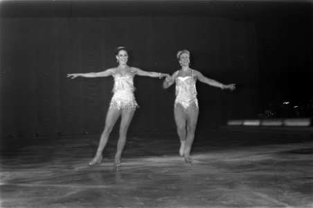 Holiday on Ice Show in Amsterdam. Sjoukje Dijkstra (rechts) en Joan Haanappel , Bestanddeelnr 922-9683