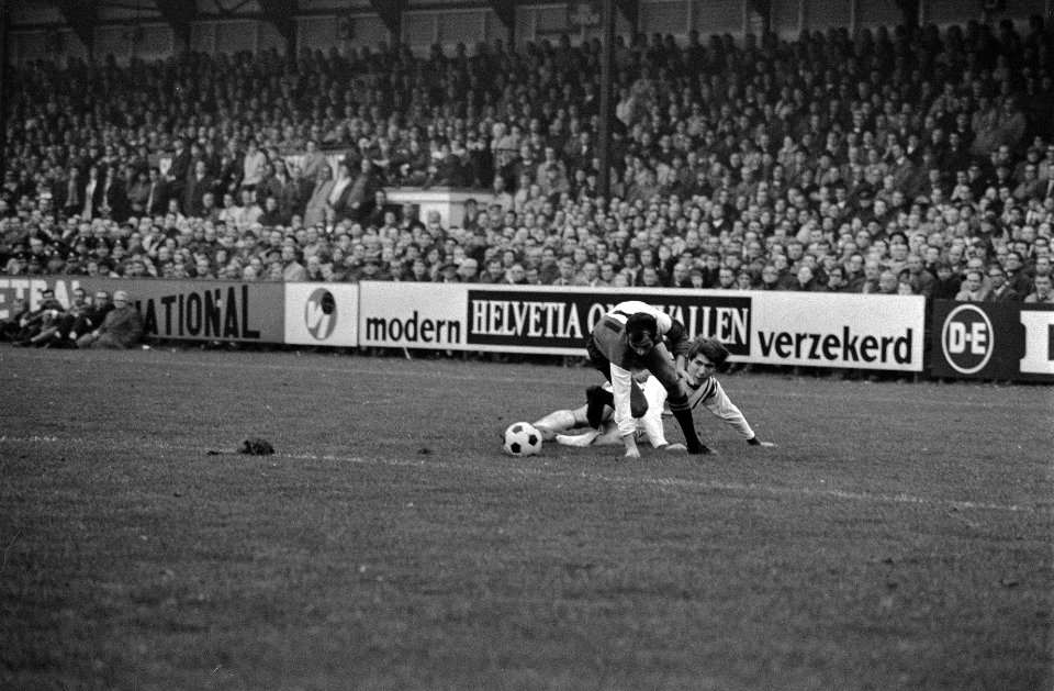 Holland Sport tegen Feyenoord 0-0. Moulijn passeert op kenmerkende wijze verdedi, Bestanddeelnr 923-0037