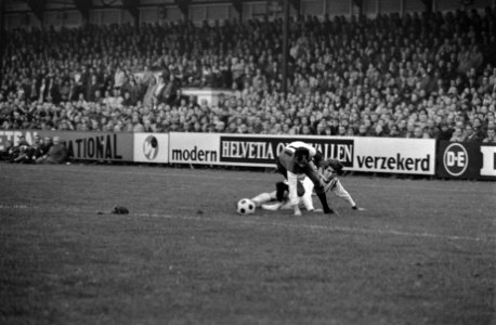 Holland Sport tegen Feyenoord 0-0. Moulijn passeert op kenmerkende wijze verdedi, Bestanddeelnr 923-0037