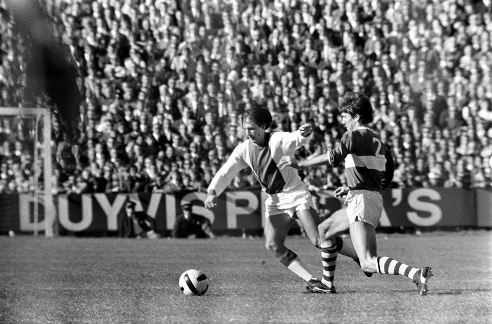 Holland Sport tegen Ajax 1-4. J. Cruyff passeert Van der Bol (rechts), Bestanddeelnr 922-8262
