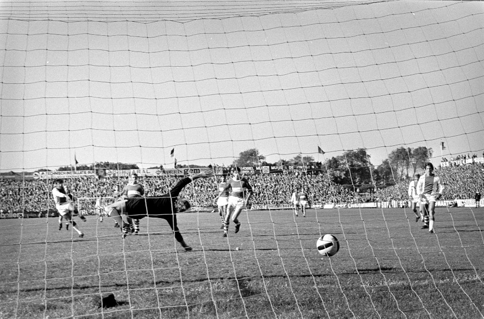 Holland Sport tegen Ajax 1-4. Keeper Lauwerens duikt (op rug) tevergeefs, Bestanddeelnr 922-8263
