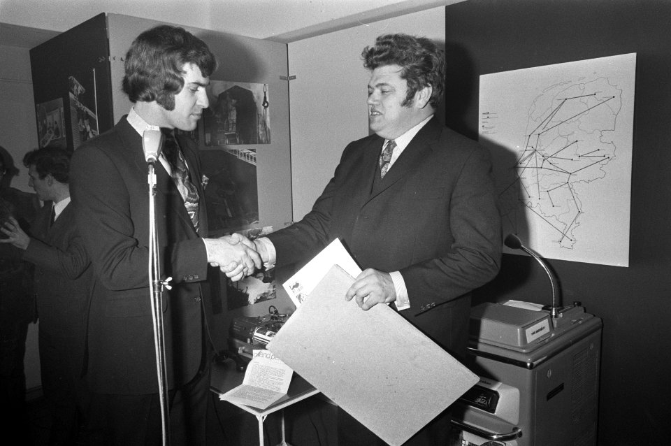 Holland Persfoto in Bijenkorf Amsterdam, staatssecretaris Vonhoff reikt prijs ui, Bestanddeelnr 925-3217