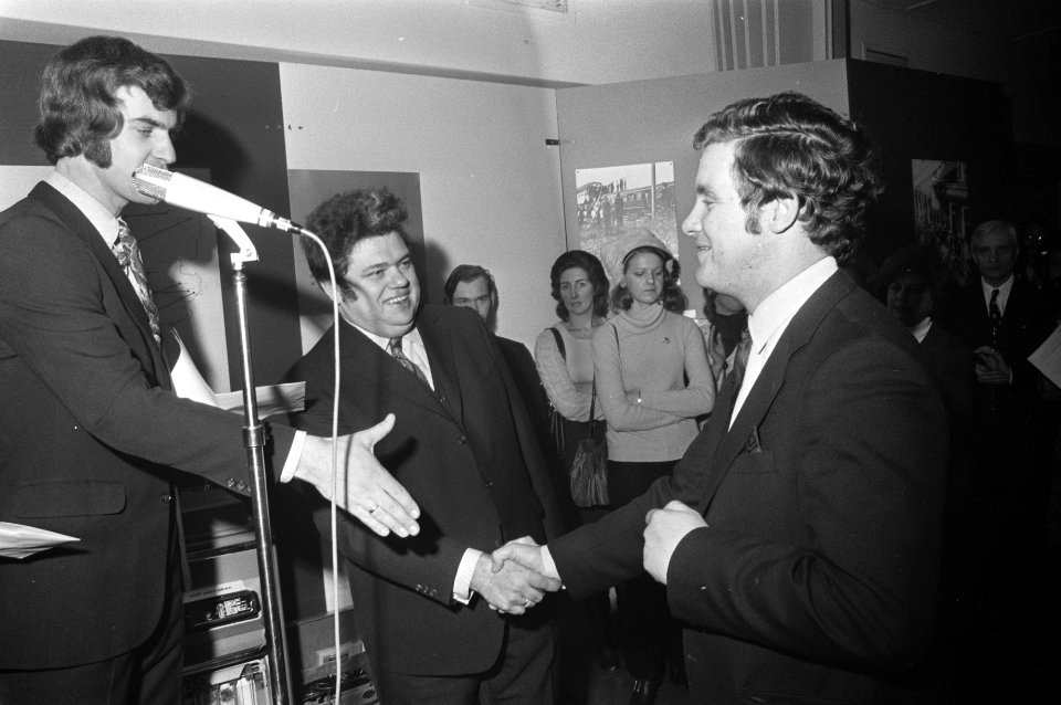 Holland Persfoto in Bijenkorf Amsterdam, staatssecretaris Vonhoff bij de prijsui, Bestanddeelnr 925-3215