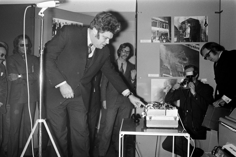 Holland Persfoto in Bijenkorf Amsterdam, staatssecretaris Vonhoff bij de prijsui, Bestanddeelnr 925-3216